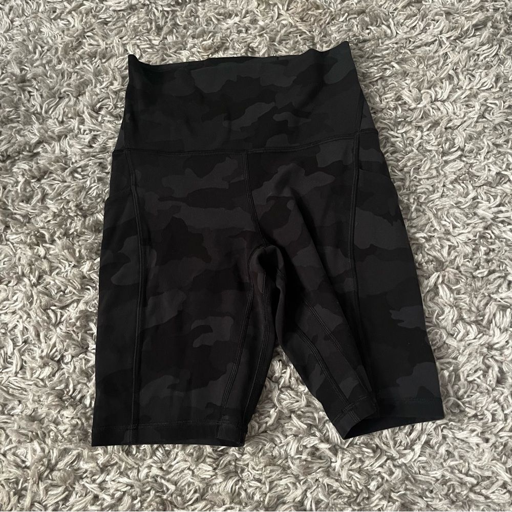 Lululemon black formation Camo align 8” bike shorts with pockets size 4